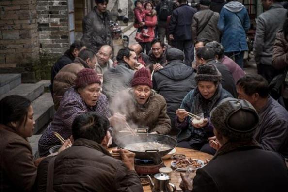 梦见很多人吃饭的含义