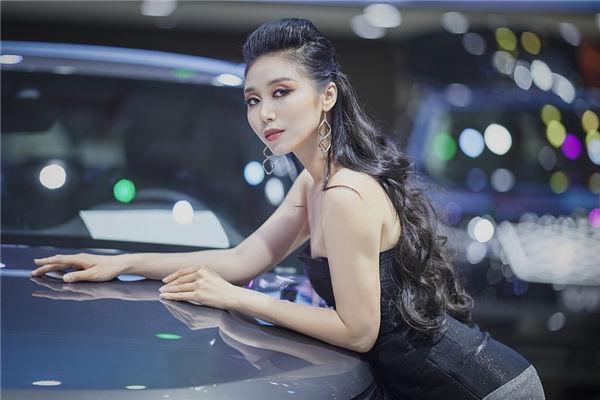 小指不是很直的女人手相